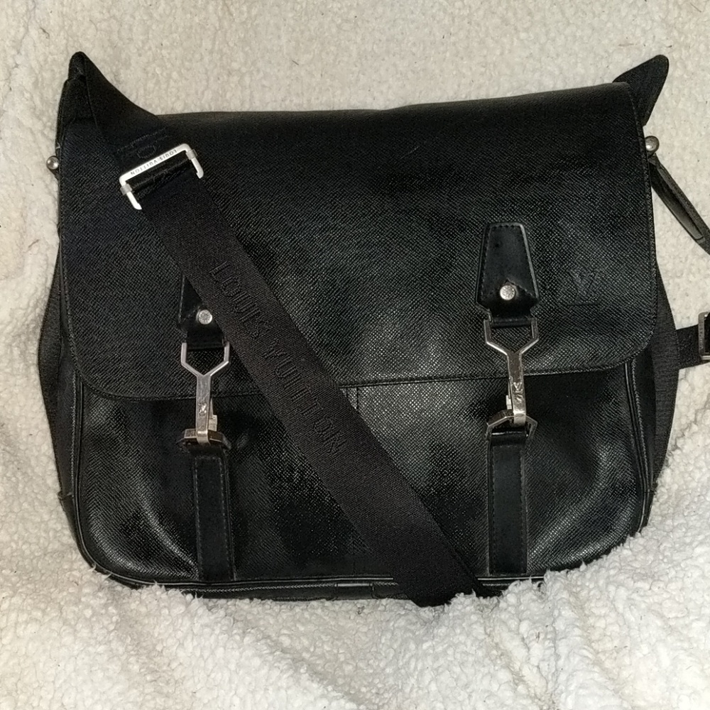 LOUIS VUITTON Messenger Dersou Taiga Calfskin